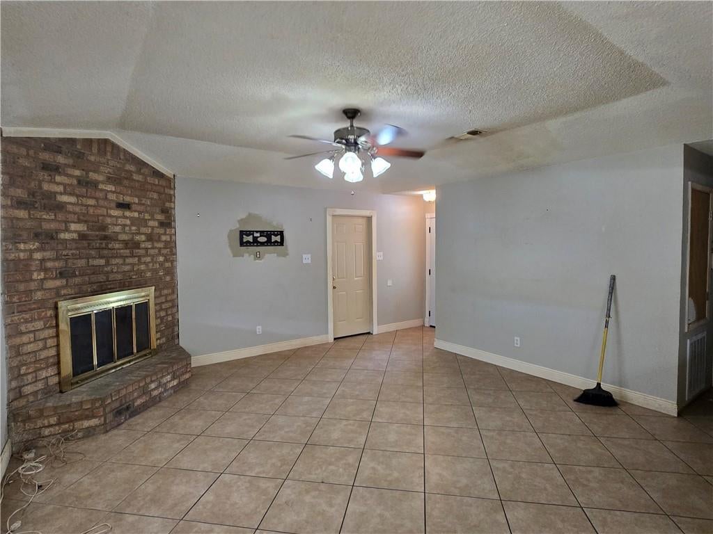 2405 WILLIAMSBURG Drive