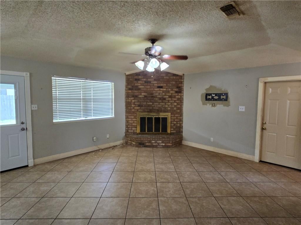 2405 WILLIAMSBURG Drive