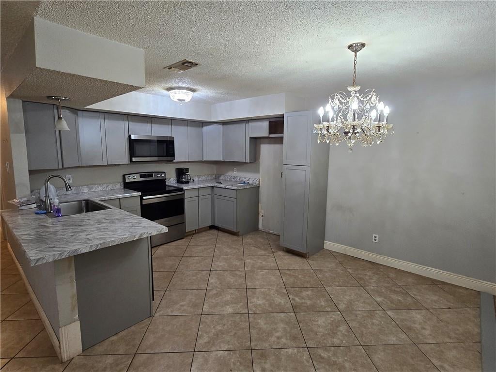 2405 WILLIAMSBURG Drive