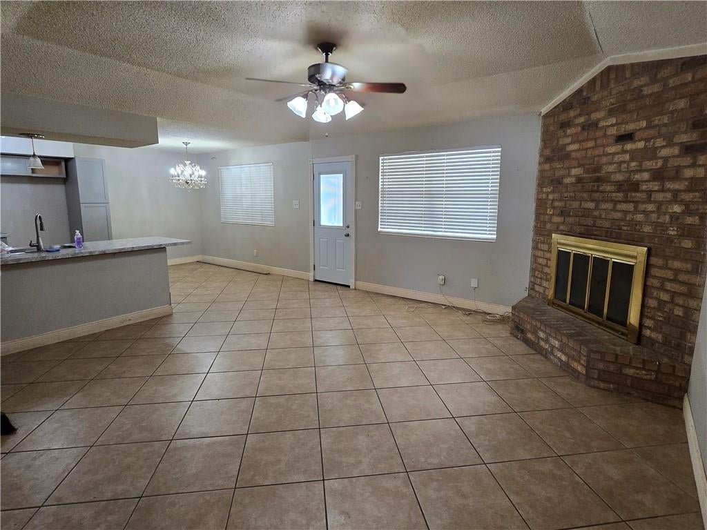 2405 WILLIAMSBURG Drive