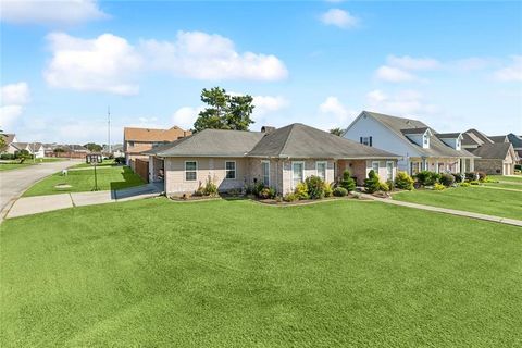 1137 LAKE LOUISE Drive Gretna LA 70056