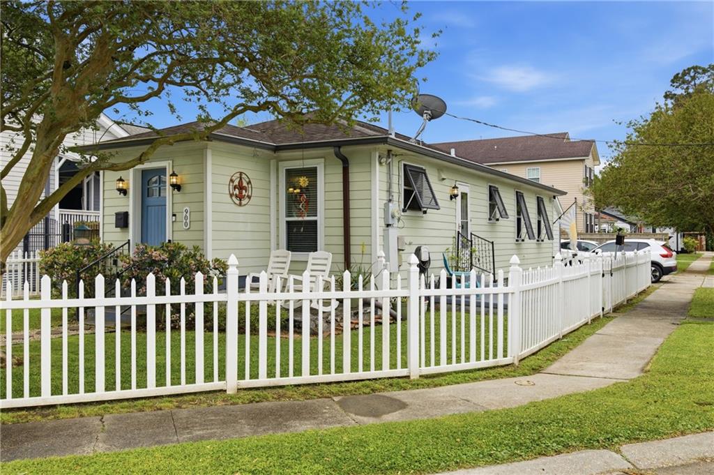 900 FLORIDA Boulevard