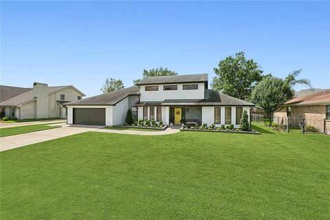 1800 LAKE SALVADOR Drive Harvey LA 70058