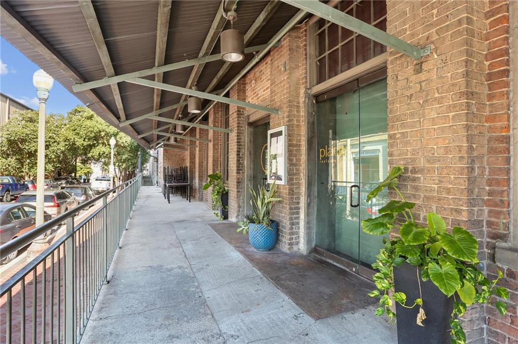 1051 ANNUNCIATION Street