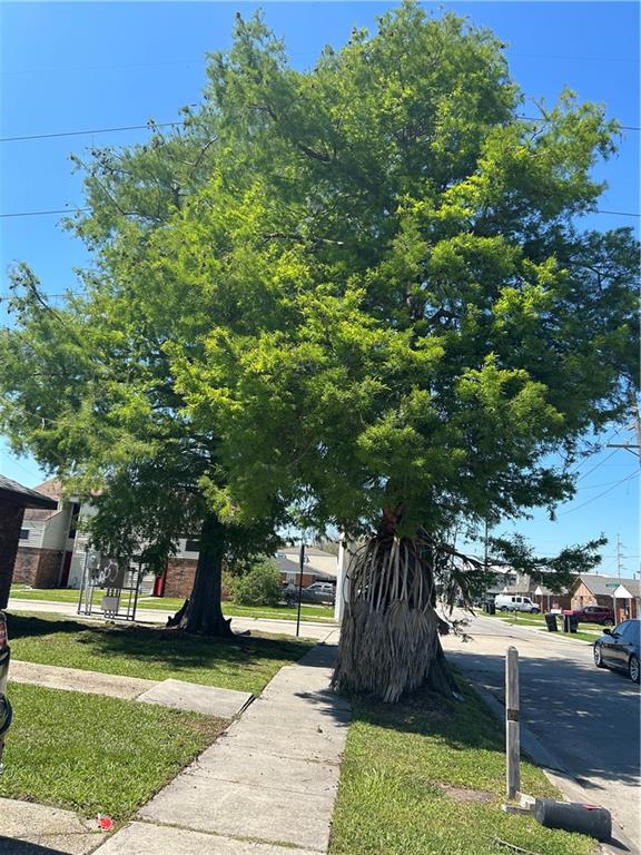 400 E LIBERAUX & LAPLACE Street