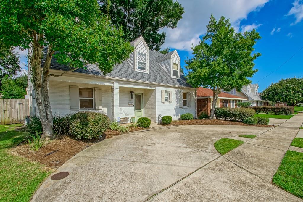 1912 METAIRIE Court