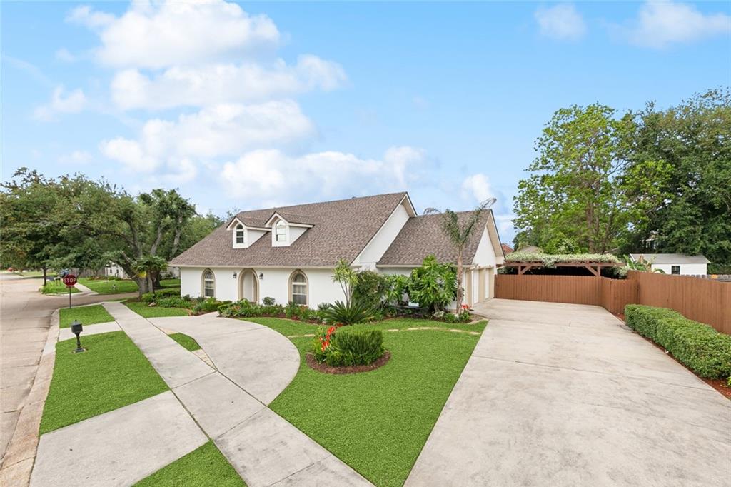 822 CHAMPAGNE Drive
