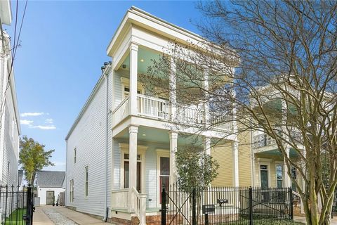 Photo of 1370 MAGAZINE Street, New Orleans, LA 70130 (MLS # 2545102)