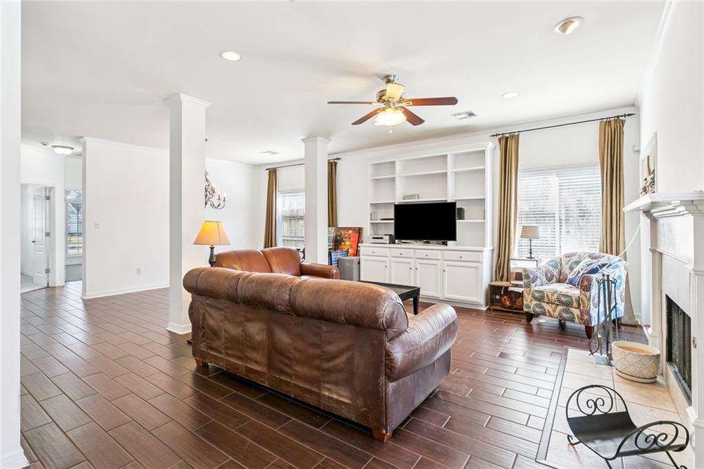 4811 LENNOX Boulevard