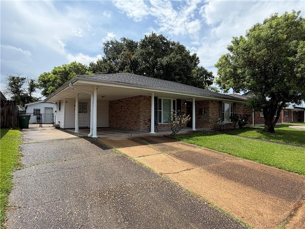 732 HUCKLEBERRY Lane