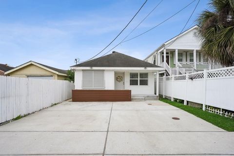 Photo of 2418 NEW YORK Street, New Orleans, LA 70122 (MLS # 2553274)