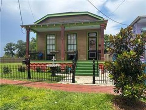 Photo of 462 FLOOD Street, New Orleans, LA 70117 (MLS # 2560035)