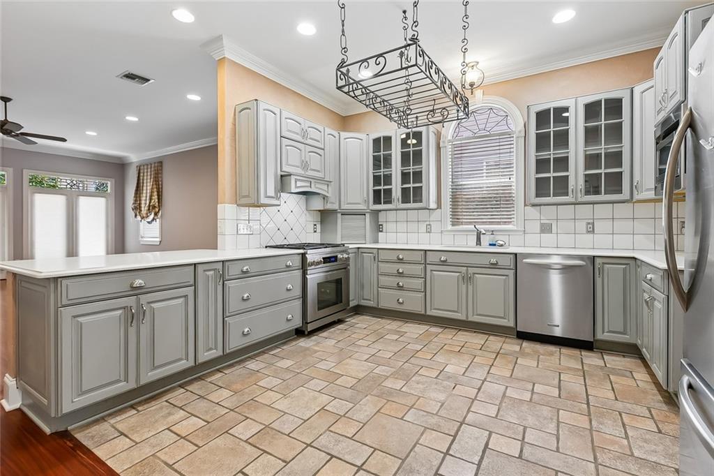 182 METAIRIE Court
