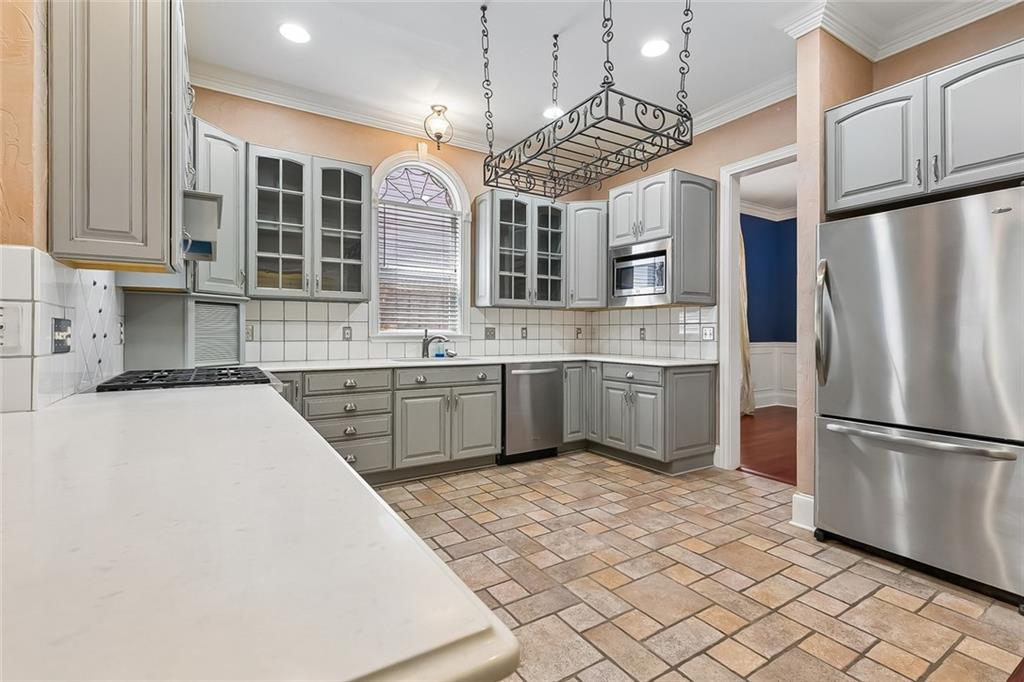 182 METAIRIE Court