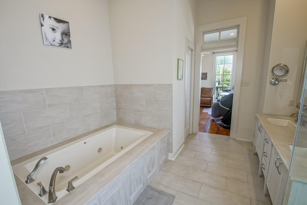 New Orleans, Louisiana, 70115, United States, 4 Bedrooms Bedrooms, ,4 BathroomsBathrooms,Residential,Active,2041705