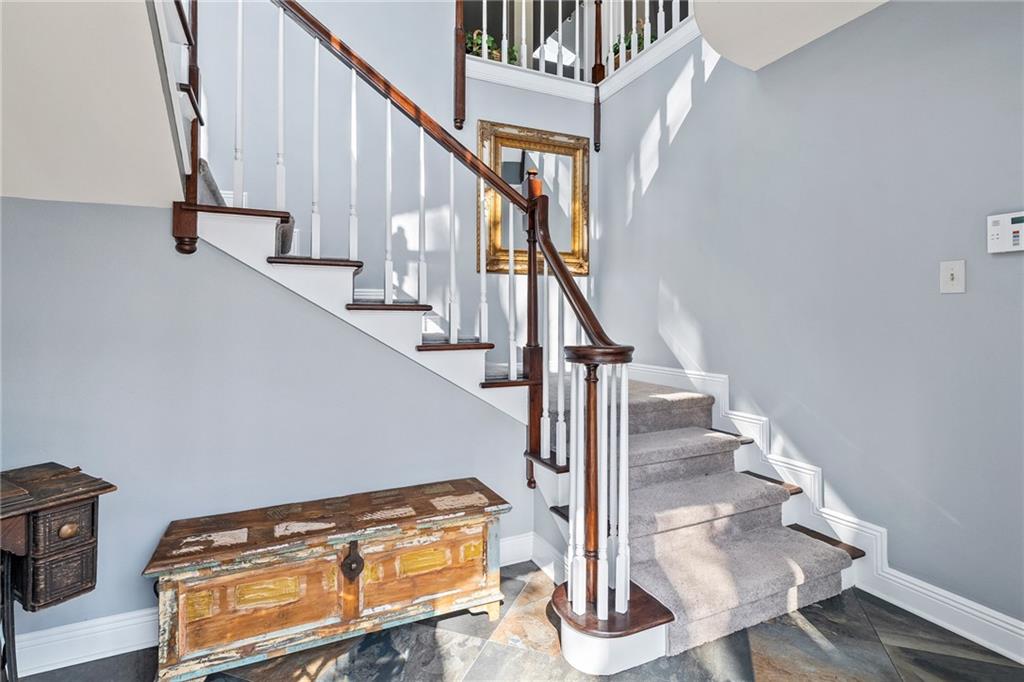 633 VILLAGE LANE N Lane