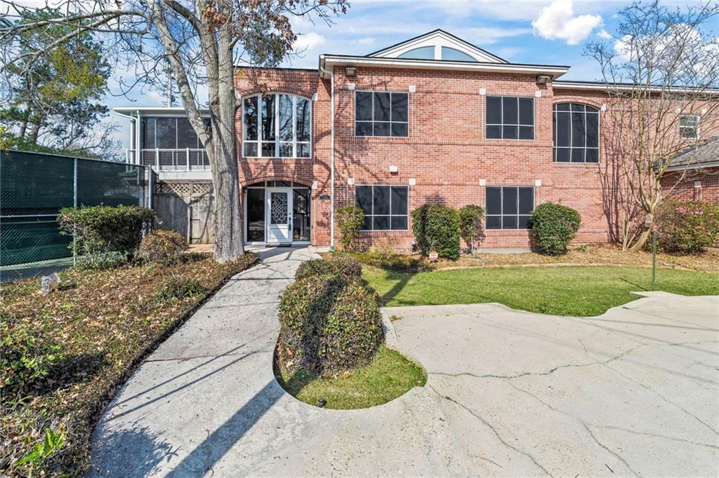 633 VILLAGE LANE N Lane