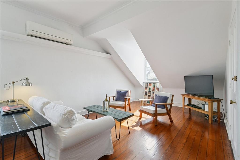 718 BARRACKS Street 5