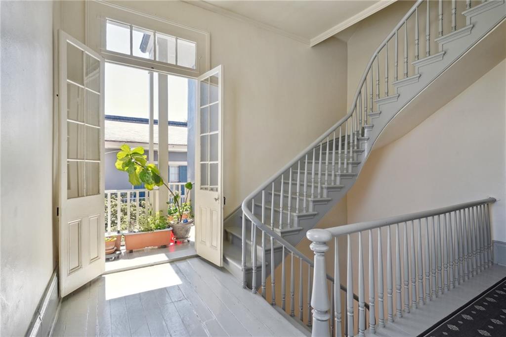 718 BARRACKS Street 5