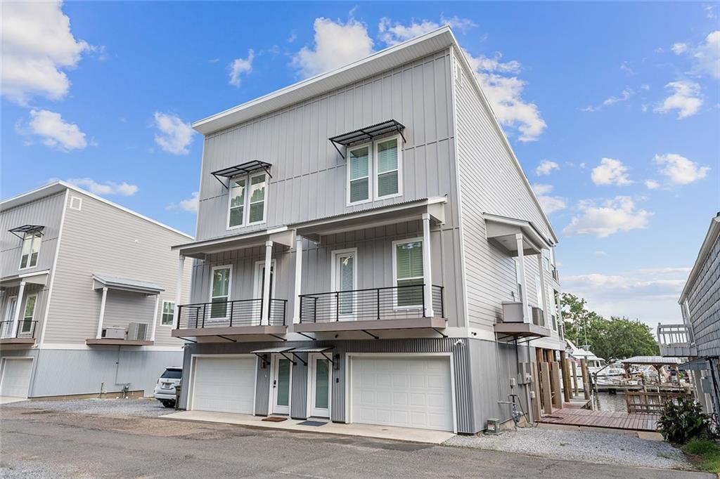 Mandeville, Louisiana 70471, United States, 3 Bedrooms Bedrooms, ,3 BathroomsBathrooms,Residential,Pending,43179