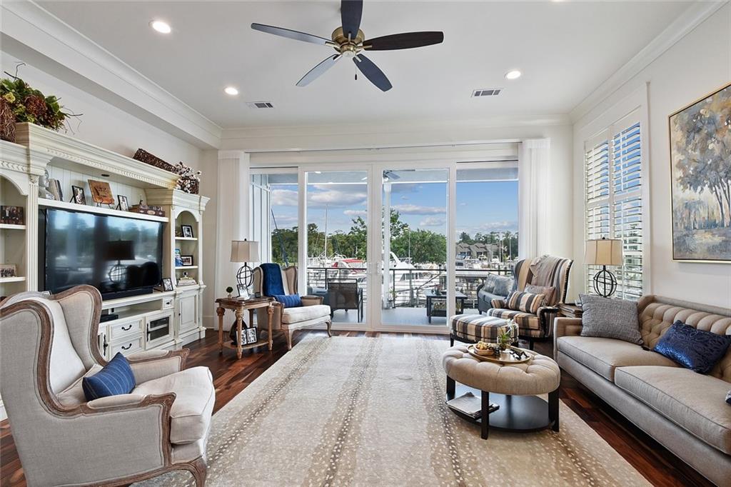 Mandeville, Louisiana 70471, United States, 3 Bedrooms Bedrooms, ,3 BathroomsBathrooms,Residential,Pending,43179