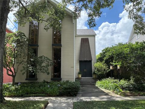 Photo of 1526 HENRY CLAY Avenue, New Orleans, LA 70118 (MLS # 2559505)