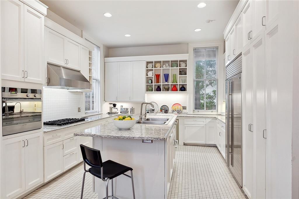 New Orleans, Louisiana 70115, United States, 5 Bedrooms Bedrooms, ,6 BathroomsBathrooms,Residential,Pending,70142