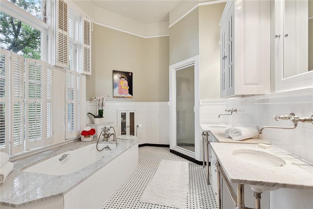 New Orleans, Louisiana 70115, United States, 5 Bedrooms Bedrooms, ,6 BathroomsBathrooms,Residential,Pending,70142