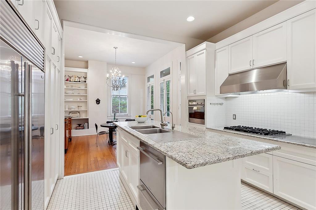 New Orleans, Louisiana 70115, United States, 5 Bedrooms Bedrooms, ,6 BathroomsBathrooms,Residential,Pending,70142