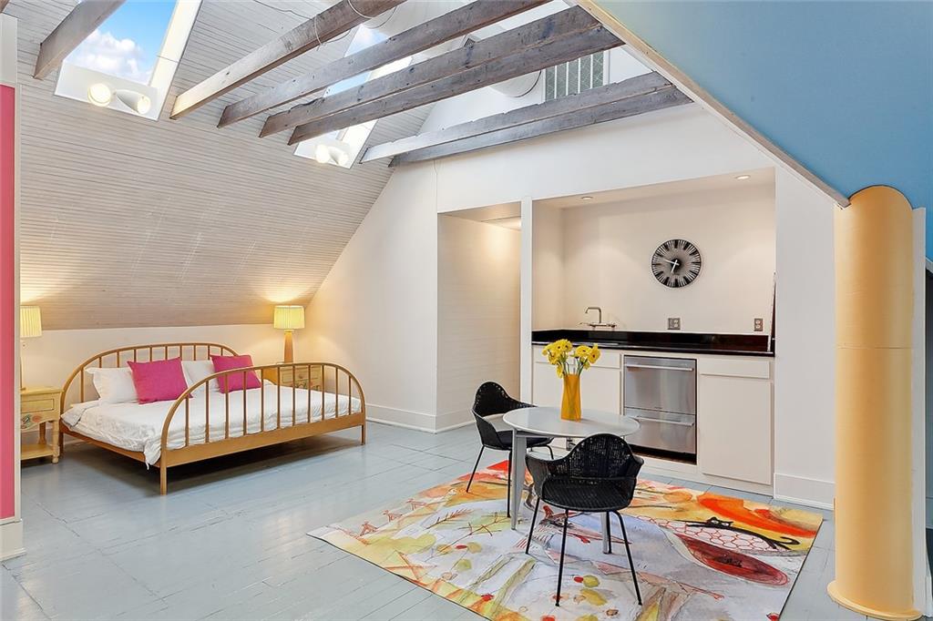 New Orleans, Louisiana 70115, United States, 5 Bedrooms Bedrooms, ,6 BathroomsBathrooms,Residential,Pending,70142