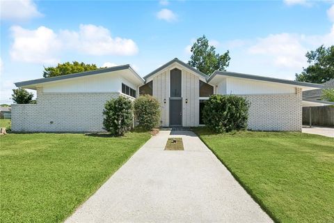 2437 CHARLES Drive Chalmette LA 70043