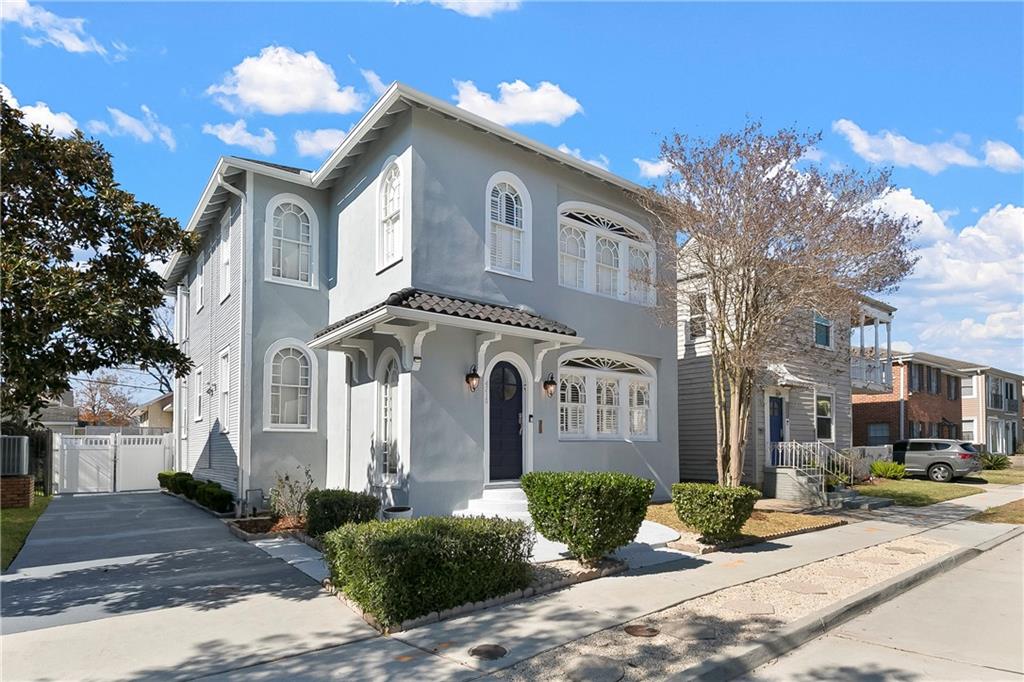 4210 VINCENNES Place