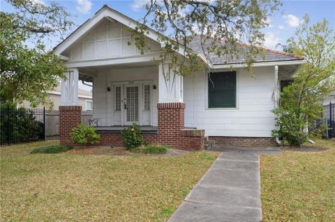 Photo of 2406 METAIRIE Road, Metairie, LA 70001 (MLS # 2545132)