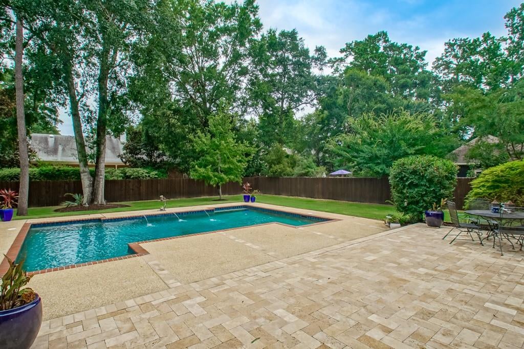 8004 ELIZABETH Lane