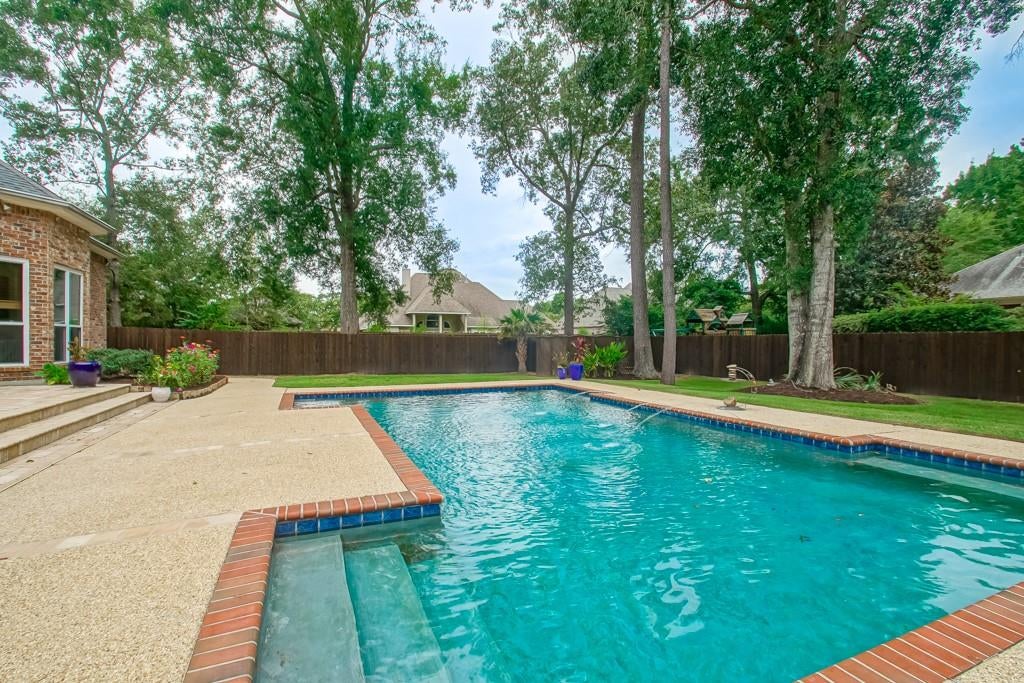 8004 ELIZABETH Lane