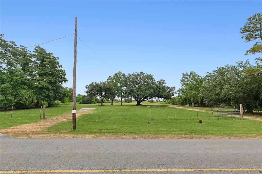 1217 DELACROIX Highway