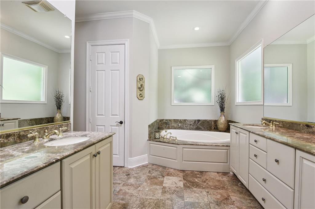 Covington, Louisiana 70433, United States, 5 Bedrooms Bedrooms, ,4 BathroomsBathrooms,Residential,Pending,60429