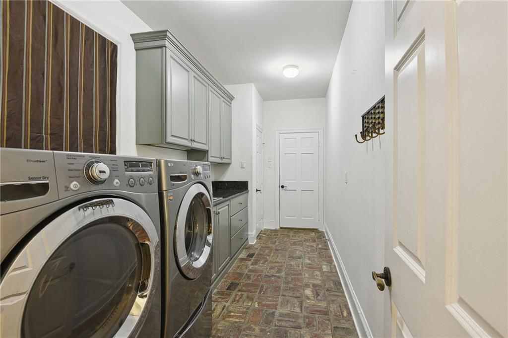 Covington, Louisiana 70433, United States, 5 Bedrooms Bedrooms, ,4 BathroomsBathrooms,Residential,Pending,60429