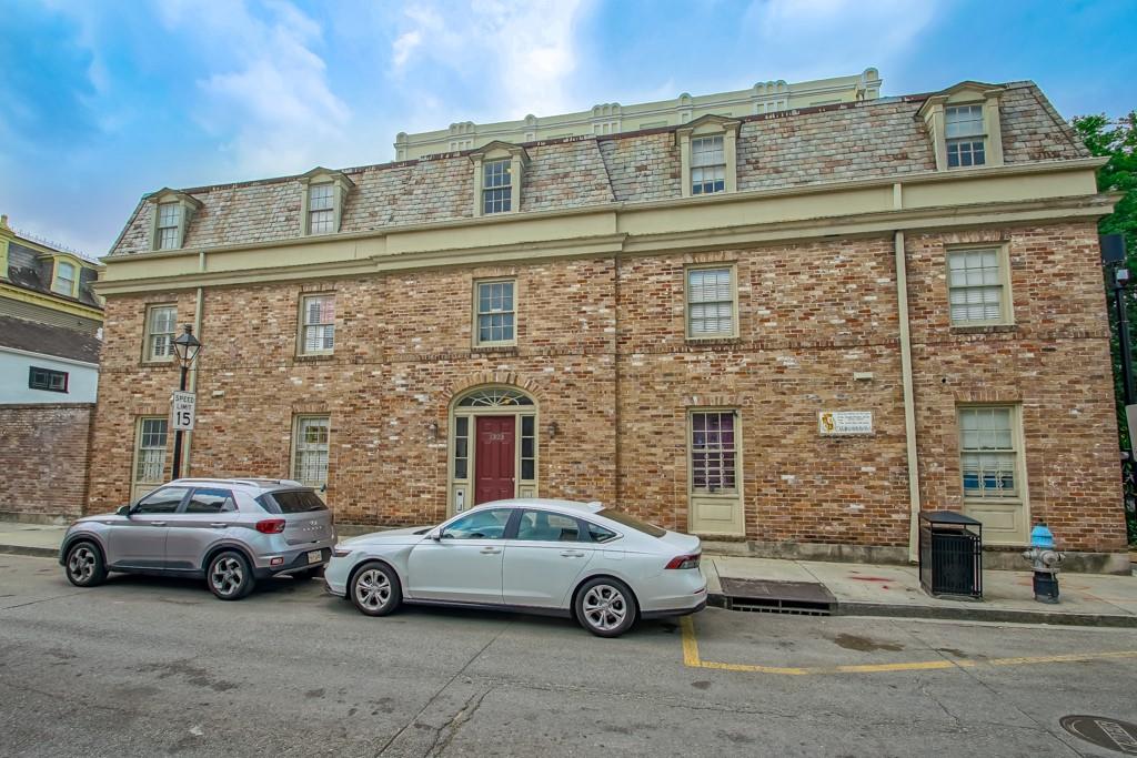 1323 DAUPHINE Street 3