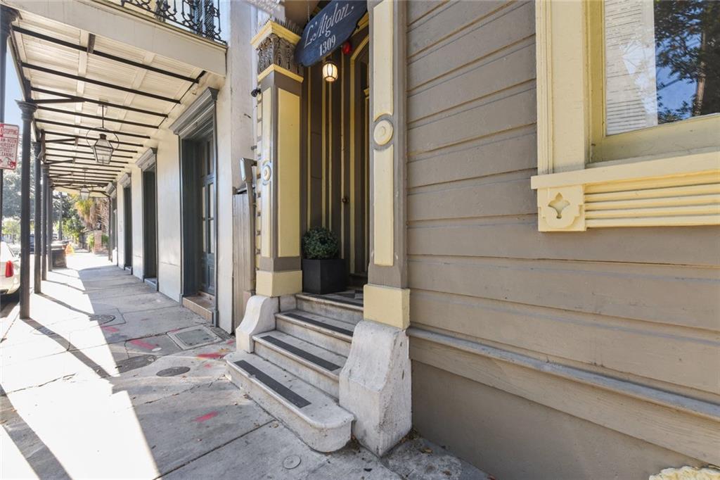 1309 DAUPHINE Street