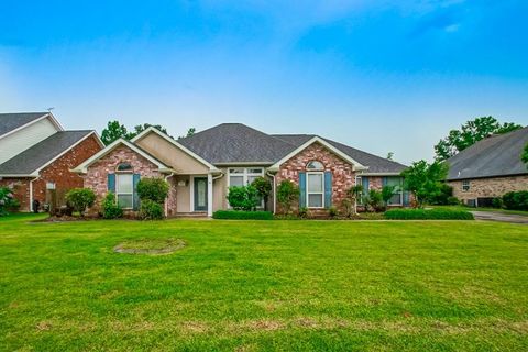 Photo of 125 COTTAGE Drive, Luling, LA 70070 (MLS # 2558577)