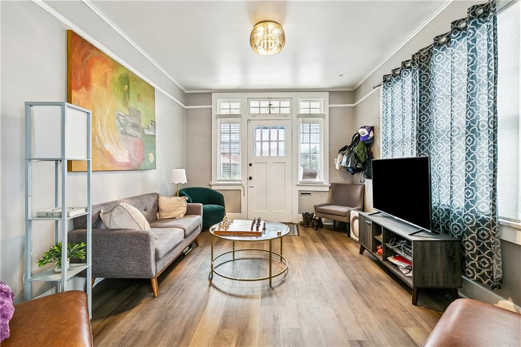 2421 23 UPPERLINE Street