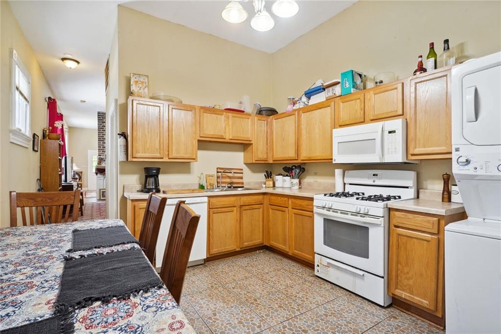 New Orleans, Louisiana 70115, United States, 5 Bedrooms Bedrooms, ,5 BathroomsBathrooms,Residential,Pending,61507