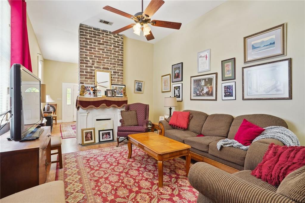 New Orleans, Louisiana 70115, United States, 5 Bedrooms Bedrooms, ,5 BathroomsBathrooms,Residential,Pending,61507