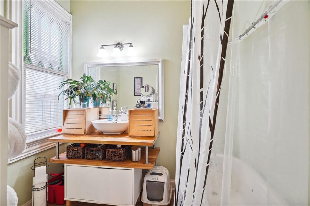 New Orleans, Louisiana 70115, United States, 5 Bedrooms Bedrooms, ,5 BathroomsBathrooms,Residential,Pending,61507