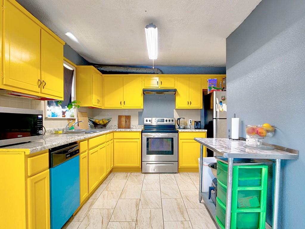 876 OAKWOOD Drive