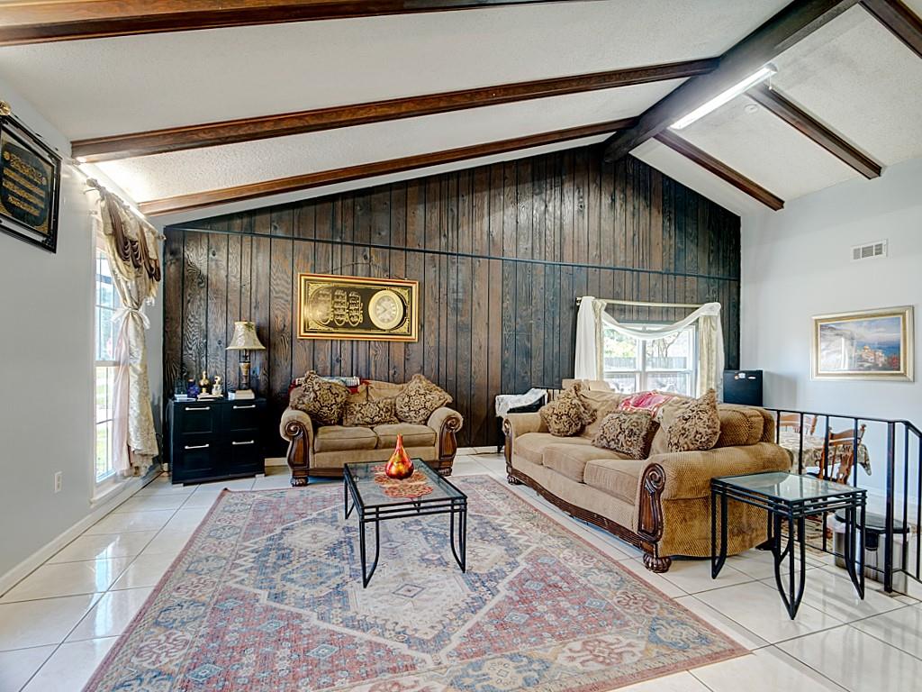 876 OAKWOOD Drive