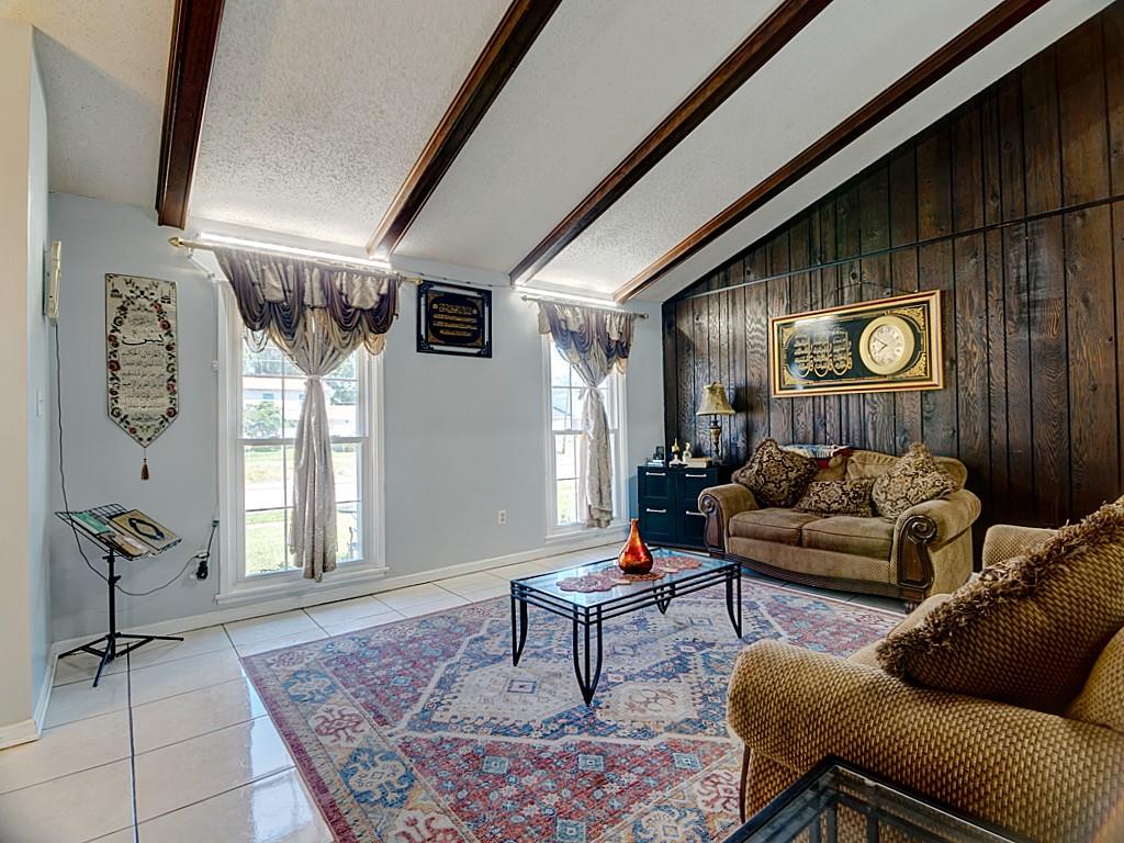 876 OAKWOOD Drive