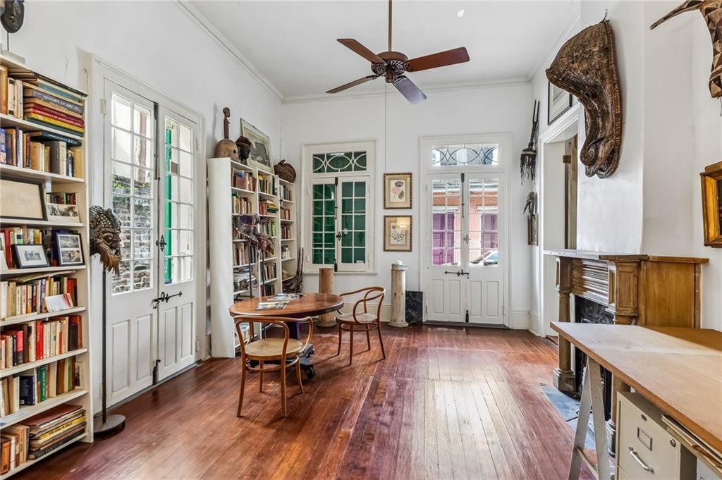 823 25 BOURBON Street