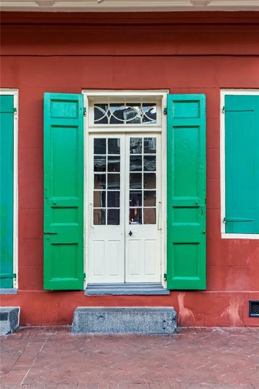 823 25 BOURBON Street